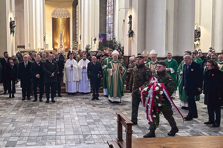 Po Mszy św. złożono kwiaty pod tablicą upamiętniającą ofiary Sowietów.