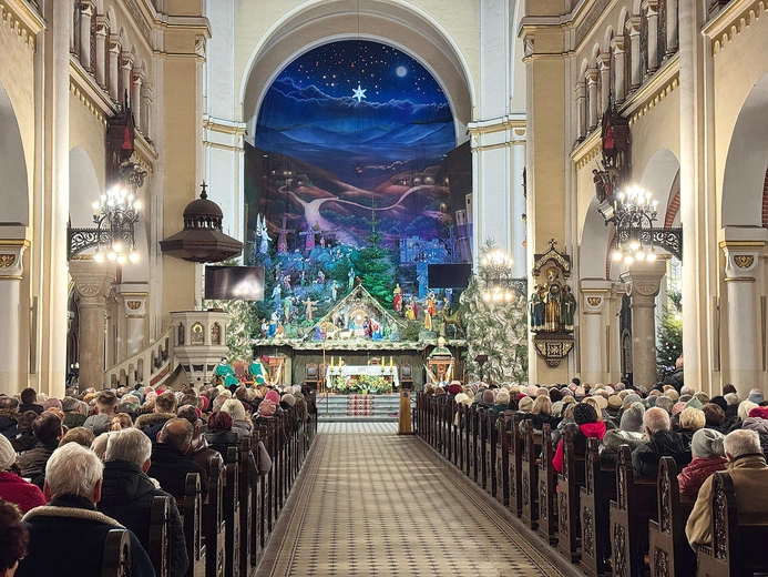 Przedstawiciele wspólnoty licznie zgromadzili się w kościele franciszkanów.