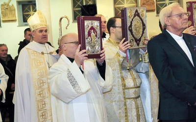 Piła. Wniesienie ewangeliarzy w trzech językach.