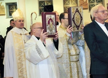 Piła. Wniesienie ewangeliarzy w trzech językach.