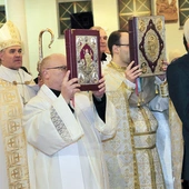 Piła. Wniesienie ewangeliarzy w trzech językach.