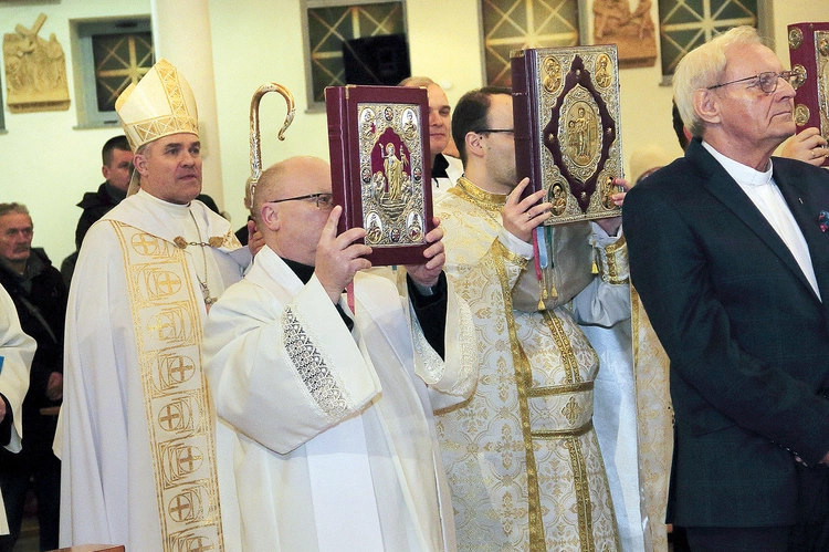 Piła. Wniesienie ewangeliarzy w trzech językach.