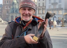 – Duchowe siły ładuję, modląc się każdego dnia przed krzyżem mogilskim – wyznaje Piotr, fundraiser i społecznik.