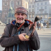 – Duchowe siły ładuję, modląc się każdego dnia przed krzyżem mogilskim – wyznaje Piotr, fundraiser i społecznik.