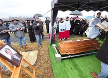 Grób znajduje się na nowym cmentarzu komunalnym w Jaszkowie. 