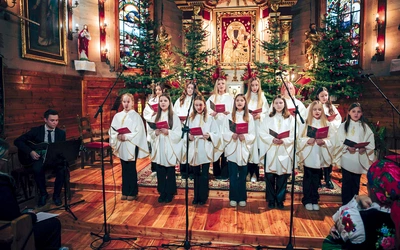 O pielęgnowanie tradycji w rodzinnej parafii dba m.in. schola dziecięco-młodzieżowa. 