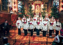 O pielęgnowanie tradycji w rodzinnej parafii dba m.in. schola dziecięco-młodzieżowa. 