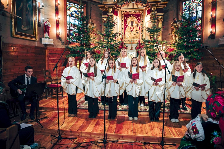 O pielęgnowanie tradycji w rodzinnej parafii dba m.in. schola dziecięco-młodzieżowa. 