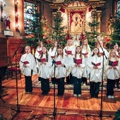 O pielęgnowanie tradycji w rodzinnej parafii dba m.in. schola dziecięco-młodzieżowa. 