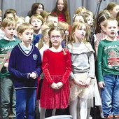 	Uczniowie zaprezentowali polskie kolędy.