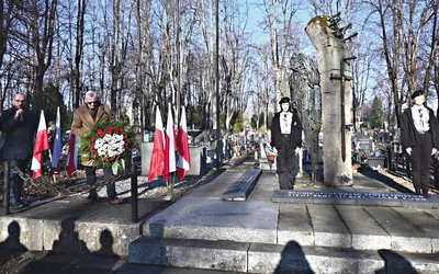 	Pod pomnikiem na prudnickim cmentarzu komunalnym złożono kwiaty i znicze.