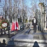 	Pod pomnikiem na prudnickim cmentarzu komunalnym złożono kwiaty i znicze.