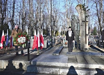 	Pod pomnikiem na prudnickim cmentarzu komunalnym złożono kwiaty i znicze.