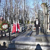 	Pod pomnikiem na prudnickim cmentarzu komunalnym złożono kwiaty i znicze.