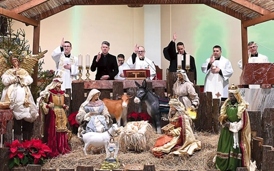 	Duchowni wspólnie udzielili błogosławieństwa końcowego.