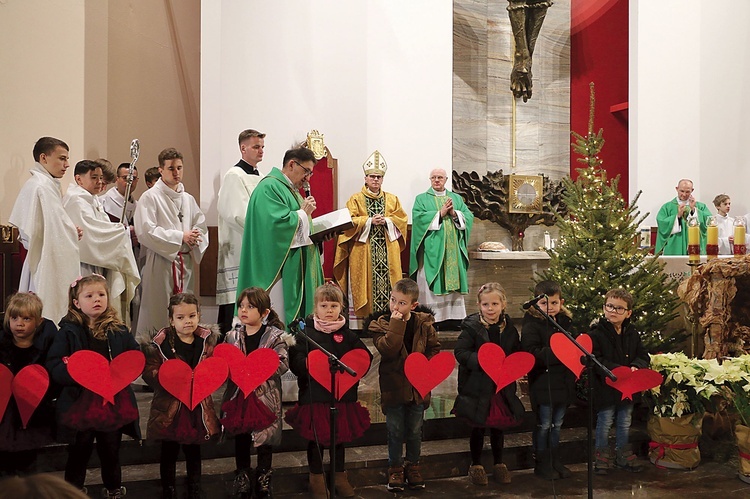 	Dużo uśmiechu i wzruszenia wywołał występ płońskich przedszkolaków, które zaśpiewały ze szczerego serca.