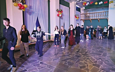 	Po Eucharystii uczestnicy rozpoczęli zabawę tradycyjnym polonezem.