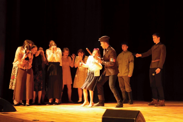 	Nie pominięto dramatycznych wydarzeń.