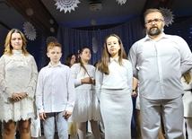 Dwie rodziny na deskach scenicznych – Magdalena z synem Piotrem i Piotr z córką Leną.