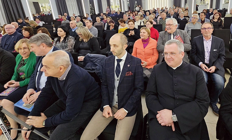 	Uczestnicy spotkania. W środku mec. Marek Puzio, z prawej ks. Andrzej Jasnos.