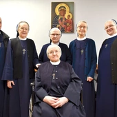 	Siostry służebniczki dębickie (w środku s. Blanka, za nią od lewej s. Romana, s. Leopoldyna, s. Erazma, s. Zdzisława i s. Daniela) – emerytki młode duchem.