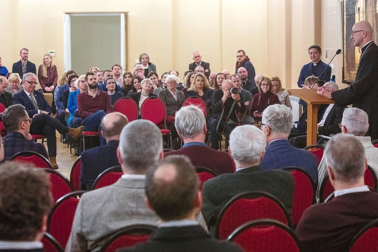 	Abp Adrian Galbas podziękował za wszystkie głosy i zapowiedział kontynuację spotkań z przedstawicielami mediów.