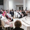 Do 25. rocznicy wydarzenia nawiązywał umieszczony przed ołtarzem oryginał Deklaracji. Na ołtarzu ustawiono pusty kielich i patenę jako znak tęsknoty za wspólną Eucharystią.