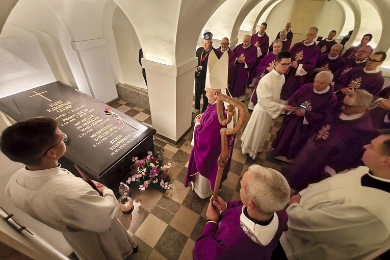 	Po Mszy św. biskupi i kapłani modlili się przy grobie zmarłego w podziemiach bazyliki katedralnej.