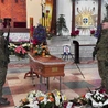 Przy trumnie asystę pełniła kompania honorowa.