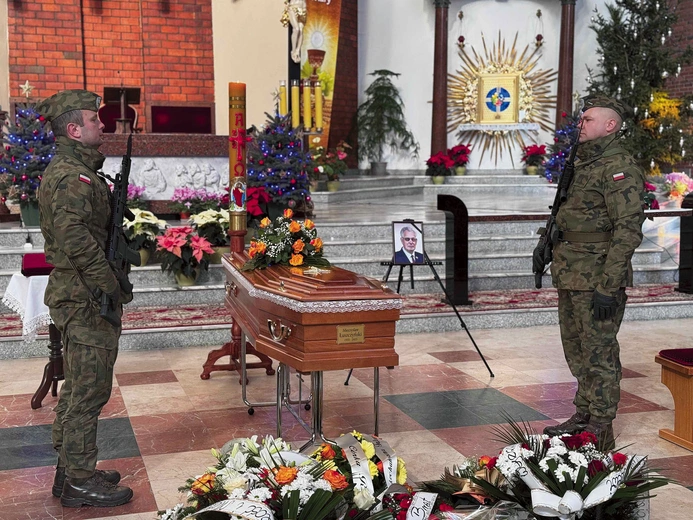 Przy trumnie asystę pełniła kompania honorowa.
