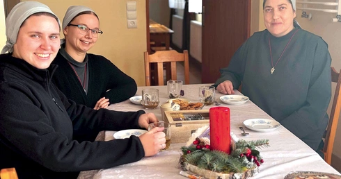 	Siostry Joanna Maria, Anastazja i Danuta. W domu mieszka także nowicjuszka, s. Jana.