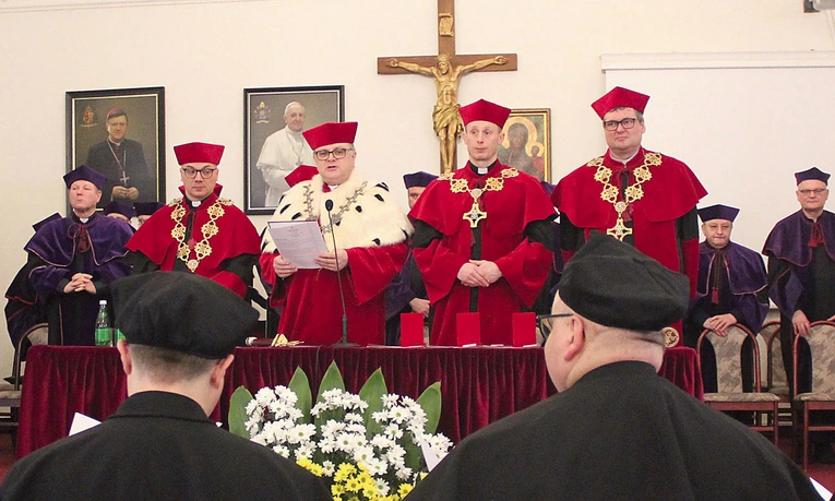 	Trwa proces przekształcania PWT w akademię.