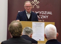 	Prof. Leon Miodoński (Uniwersytet Wrocławski) mówił o początkach teologii chrześcijańskiej.