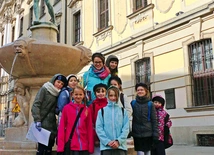 	Na Szlaku Młodych przy gmachu Uniwersytetu Wrocławskiego.
