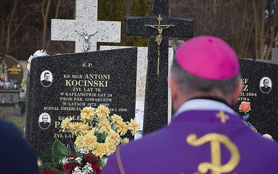 	Przy grobie zmarłego księdza modlił się bp Marek Solarczyk.