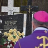 	Przy grobie zmarłego księdza modlił się bp Marek Solarczyk.