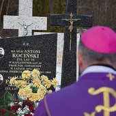 	Przy grobie zmarłego księdza modlił się bp Marek Solarczyk.