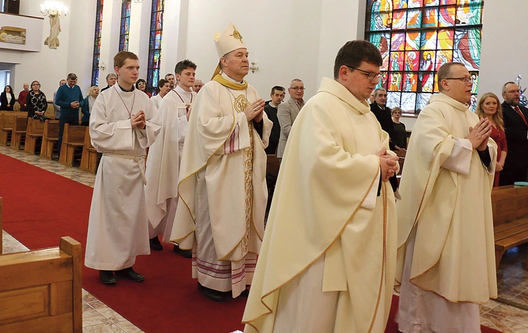 	Eucharystii przewodniczył bp Piotr Turzyński. Celebrowali ją księża związani z oazą, wśród nich ks. Przemysław Wójcik, moderator Domowego Kościoła (z prawej), i ks. Paweł Krasiński, diecezjalny moderator Ruchu Światło–Życie.