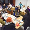 	Uczestnicy biorą udział m.in. w warsztatach rękodzieła ludowego.