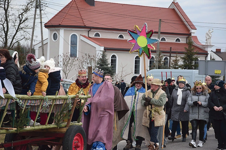 	Uczestnicy przy kościele w Łękawicy.