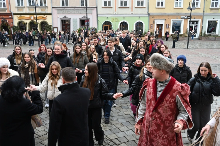 Polonez maturzystów w Opolu