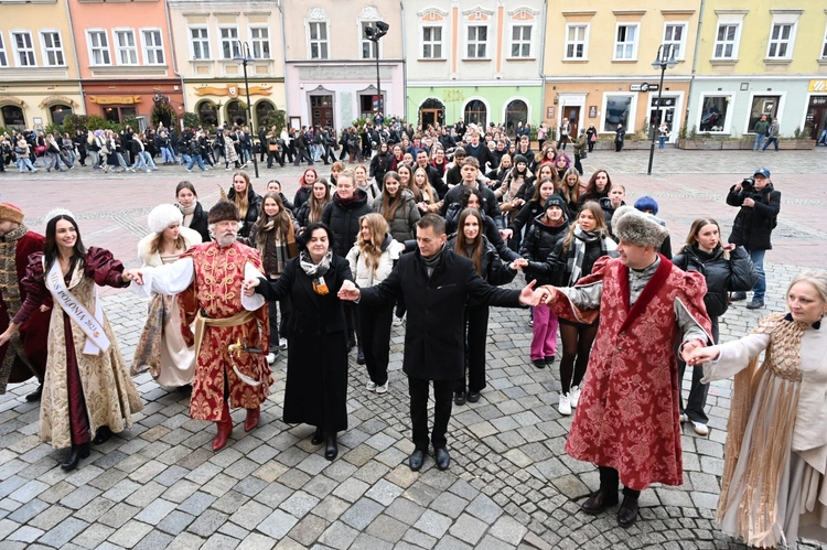 Polonez maturzystów w Opolu