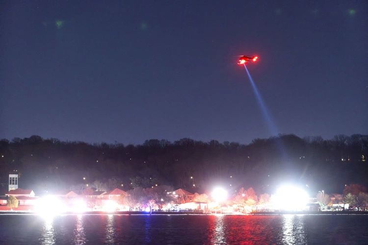 Jednostki ratunkowe nad rzeką Potomac