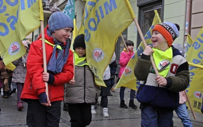 Dzieci z salezjańskiej szkoły ogłaszają w mieście radość