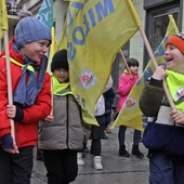 Dzieci z salezjańskiej szkoły ogłaszają w mieście radość