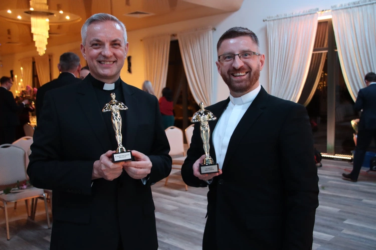 Ks. Piotr Karpiński po 4 latach nauczania maturzystów jest przez nich postrzegany jako "Złoty Tischner", zaś ks. Kamil Goc został okrzyknięty "Wajdą w sutannie".