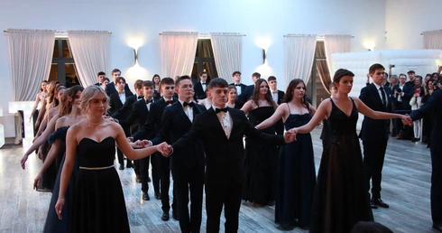 Poloneza, trwającego ponad 14 minut, maturzyści zatańczyli na bardzo wysokim poziomie. Przygotowywali się do tej chwili od października.
