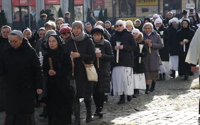 Spotkanie rozpoczęło się tradycyjnie pod pomnikiem św. Jana Pawła II, skąd kapłani i osoby życia konsekrowanego w uroczystej procesji przeszły do bazyliki katedralnej.