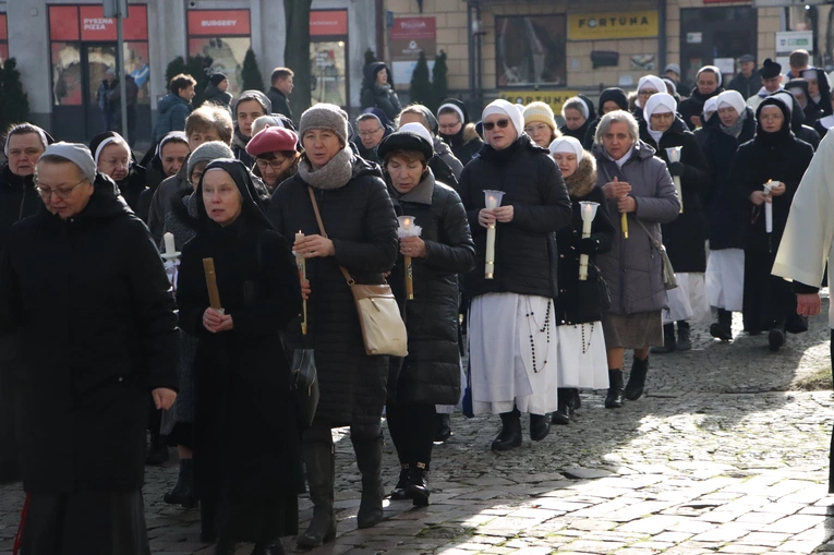 Spotkanie rozpoczęło się tradycyjnie pod pomnikiem św. Jana Pawła II, skąd kapłani i osoby życia konsekrowanego w uroczystej procesji przeszły do bazyliki katedralnej.