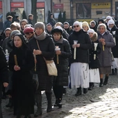 Spotkanie rozpoczęło się tradycyjnie pod pomnikiem św. Jana Pawła II, skąd kapłani i osoby życia konsekrowanego w uroczystej procesji przeszły do bazyliki katedralnej.